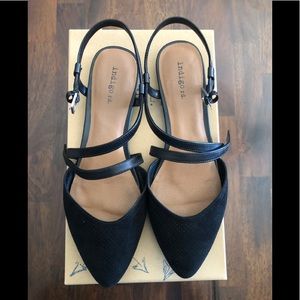 EUC Indigo rd black flats
